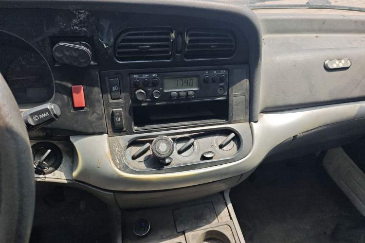 Used Jinbei Hiace 2018 2.0L Fifth-Generation Box Truck Standard Roof 2 Seats 4G21C