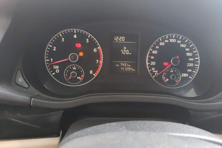 Used Volkswagen Passat 2011 1.4 TSI Manual Luxury Edition Odometer Close Up