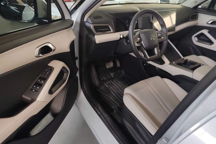 Used BYD Yuan UP 2025 Intelligent Driving Version 401 KM Dynamic Edition Driver Seat