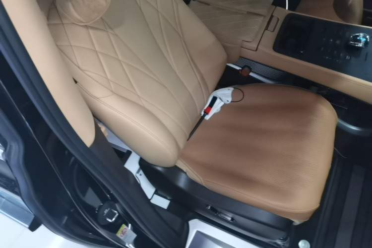 Used Denza D9 2025 Model DM-i Four-Wheel Drive Prestige Edition
