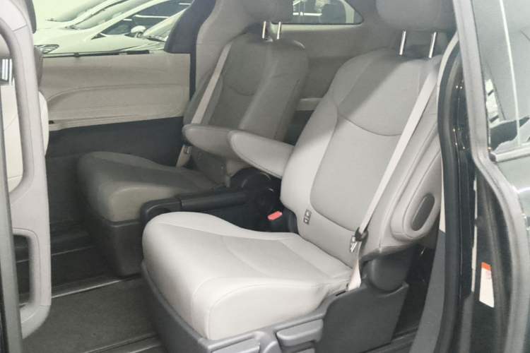 Used Toyota Granvia 2023 2.5L Hybrid Comfort Edition
