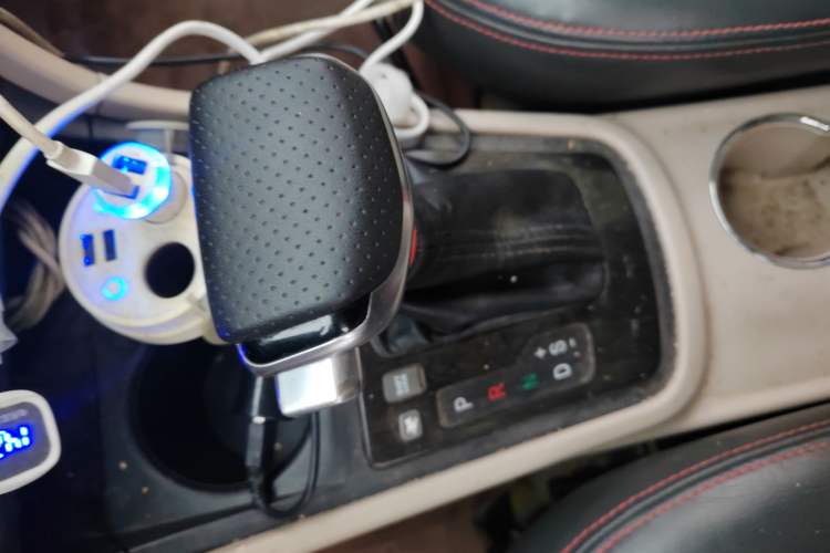 Used FAW Yingzhi 737 2016 1.5L CVT Luxury Navigation Edition Gear Lever