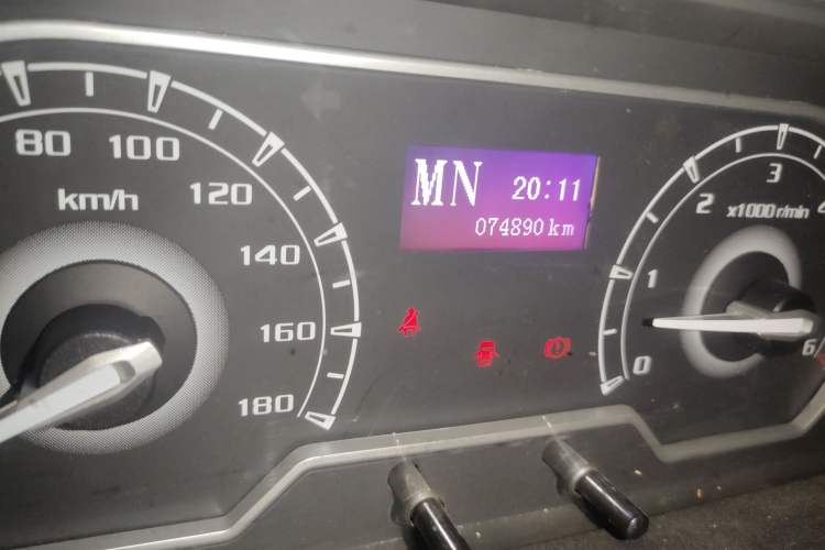 Used SAIC MAXUS Xintu V80 2023 2.0T AMT Classic Aoyuntong Short Wheelbase Mid-Roof 5/6-Seater Odometer Close Up