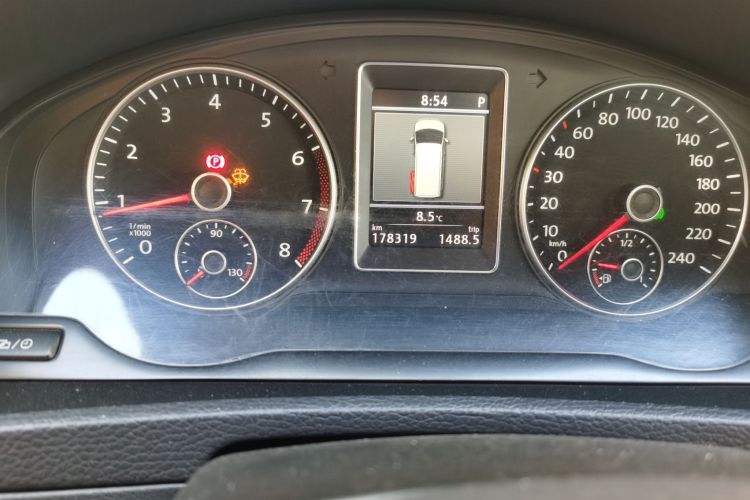 Used Volkswagen Multivan 2012 2.0 TSI Four-Wheel Drive Deluxe Edition Odometer Close Up