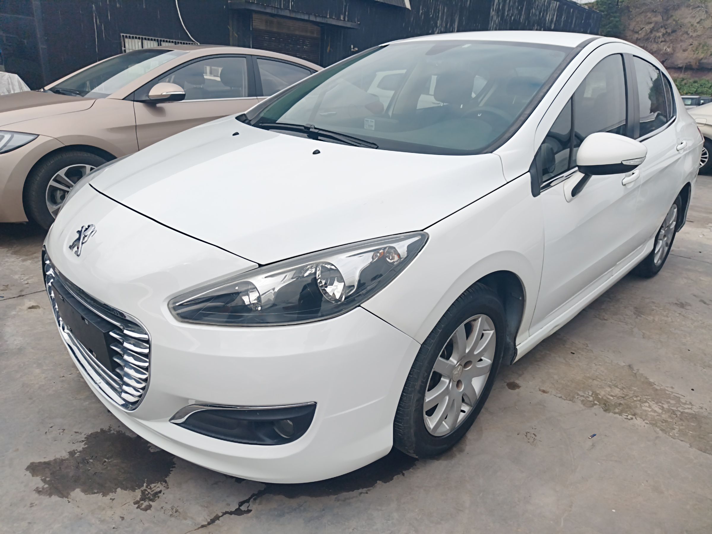 Под передней частью автомобиля