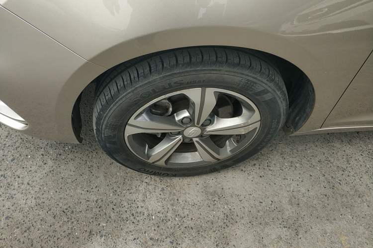 Used Geely Auto Emgrand GL 2017 1.8L Manual Elite Model Left Front Wheel Hub