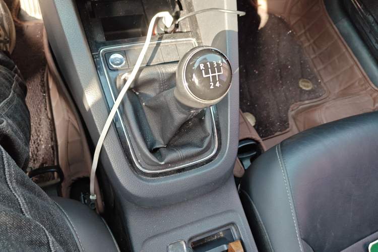 Used Volkswagen Sagitar 2015 1.6L Manual Comfort Model Gear Lever