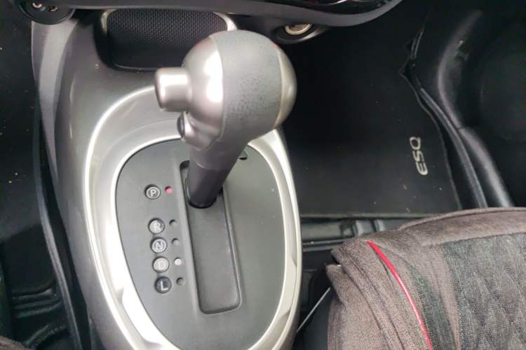 Used Infiniti ESQ 2014 1.6L Spontaneous Edition Gear Lever