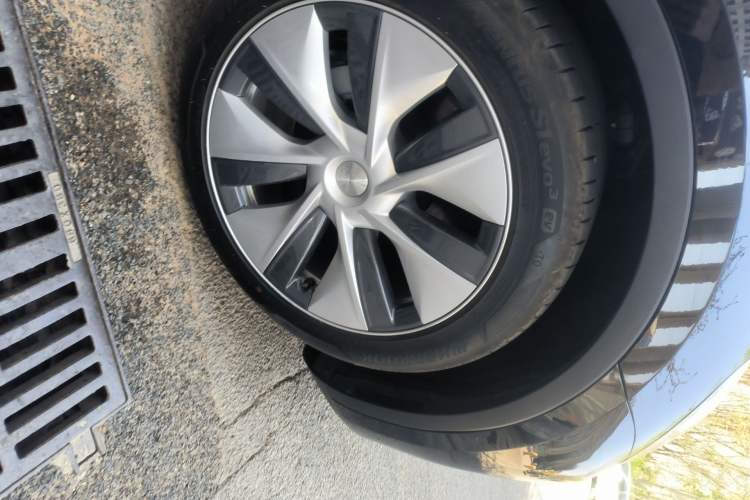 Used Tesla Model Y 2022 Rear-Wheel-Drive Version Right Front Wheel Hub