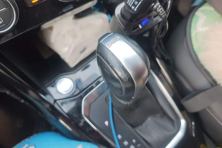 Used Volkswagen T-ROC 2018 280TSI DSG Two-Wheel Drive Luxury Version China VI Standard Gear Lever