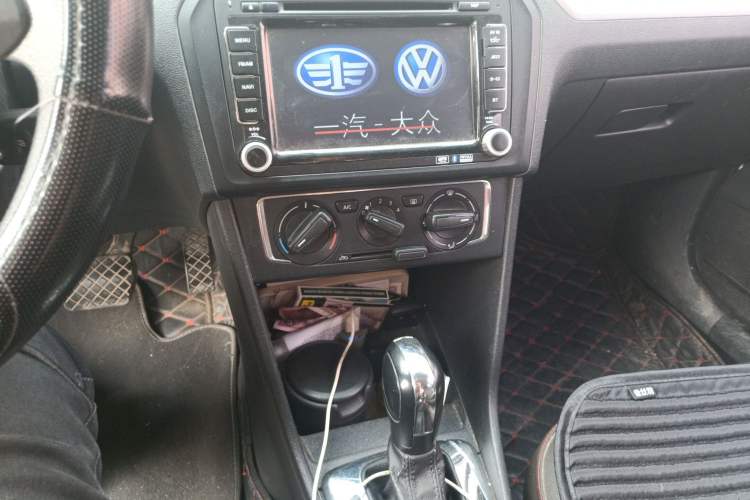 Used Volkswagen Jetta 2015 Value Edition 1.6L Automatic Comfort Version Audio And AC Panel