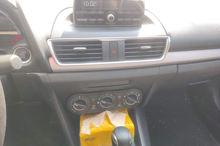 Used Mazda 3 Axela 2016 Sedan 1.5L Automatic Comfort Model