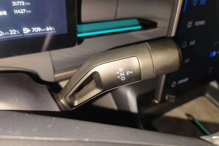 Used Lynk & Co 07 2024 EM-P 126 Long-Range Halo Gear Lever