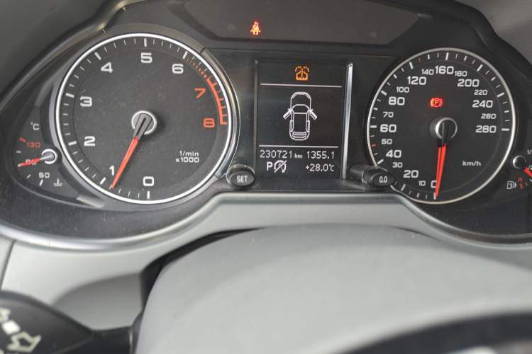 Used Audi Q5 2013 40 TFSI Technology Edition Odometer Close Up