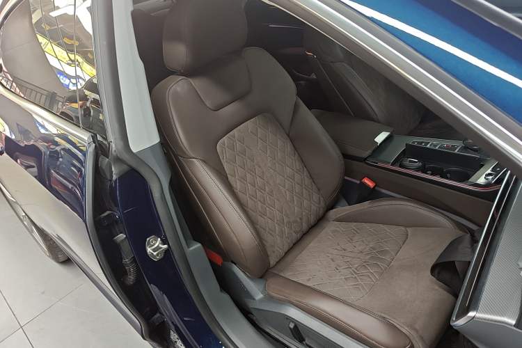 Used Audi A7L 2024 45TFSI quattro S-line Visionary Edition Flow Crystal Package Right Front Seat