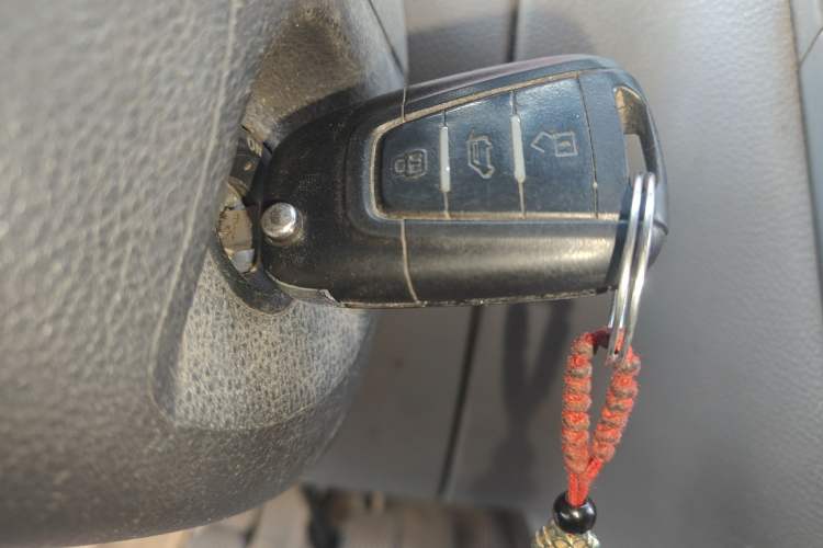 Used SAIC MAXUS Xintu V80 2019 2.5T Classic Model 6-Speed Manual Aotong Long Wheelbase Mid-Height 7-Seater