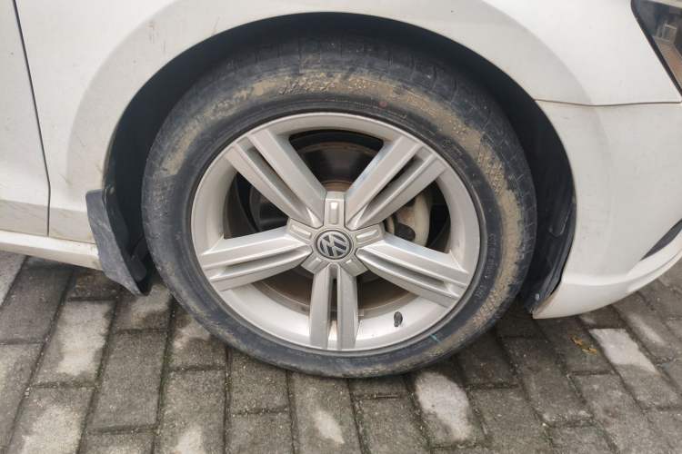 Used Volkswagen Lamando 2015 280TSI DSG Comfort Edition Right Front Wheel Hub