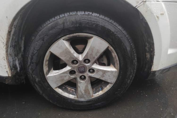 Used Fiat Freemont 2012 2.4L Luxury Edition Right Front Wheel Hub