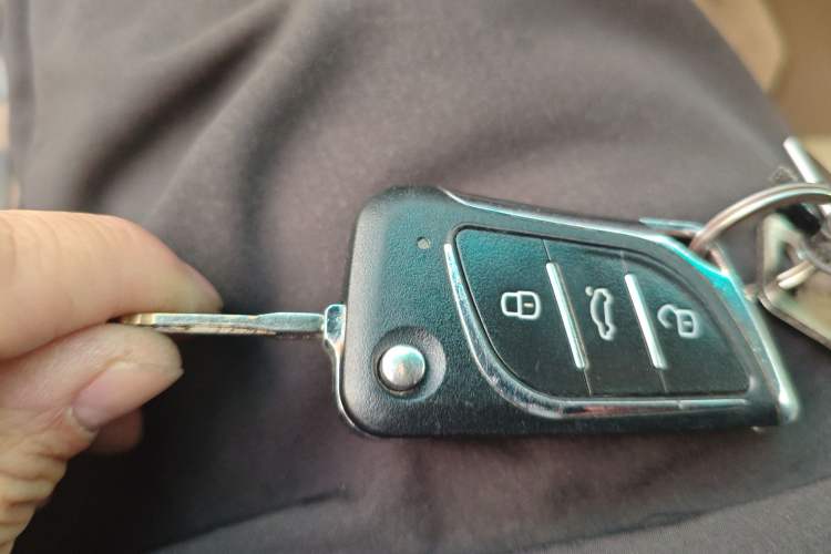 Used Toyota Highlander 2012 2.7L Two-Wheel Drive 7-Seater Luxury Edition
