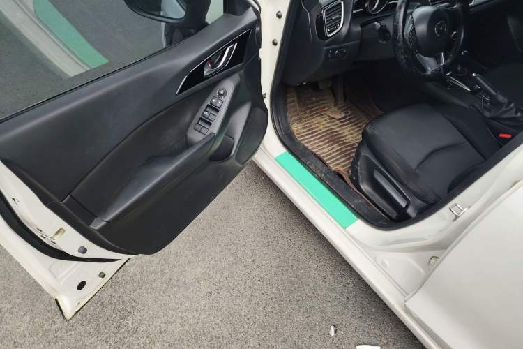 Used Mazda 3 Axela 2014 Sedan 1.5L Automatic Luxury Model