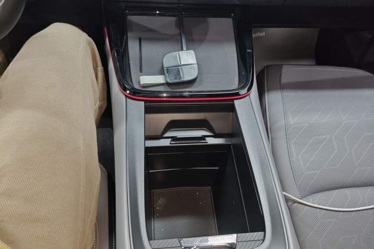 Used Lynk & Co 08 EM-P 2023 220km All-Wheel-Drive Performance Halo Gear Lever