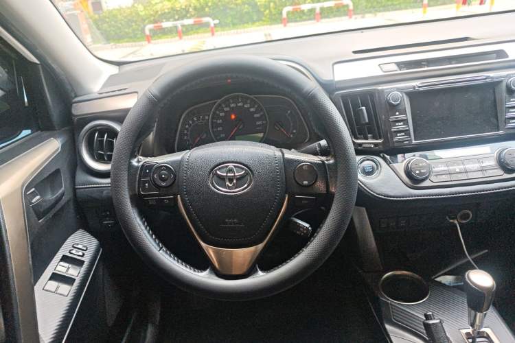 Used Toyota RAV4 2013 2.5L Automatic 4x4 Elite Edition Steering Wheel