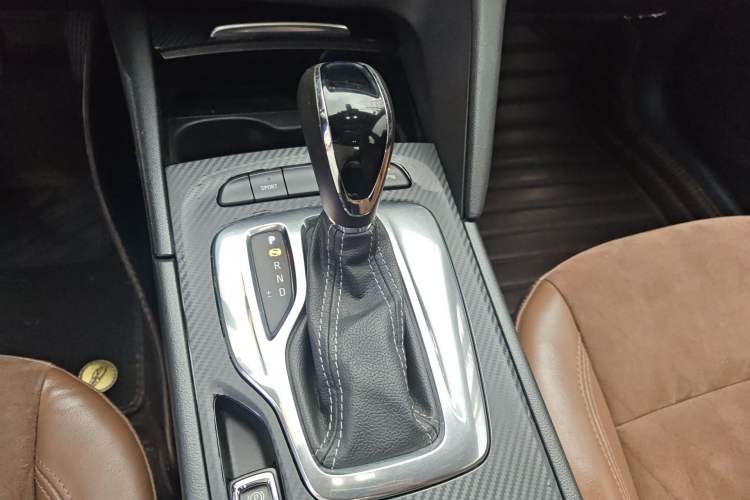 Used Buick Regal 2019 20T Elite Version China VI Standard Gear Lever