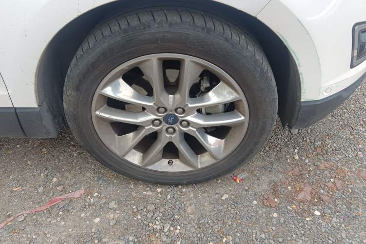 Used Ford Edge 2016 EcoBoost 245 Four-Wheel Drive Titanium 7-Seater Right Front Wheel Hub