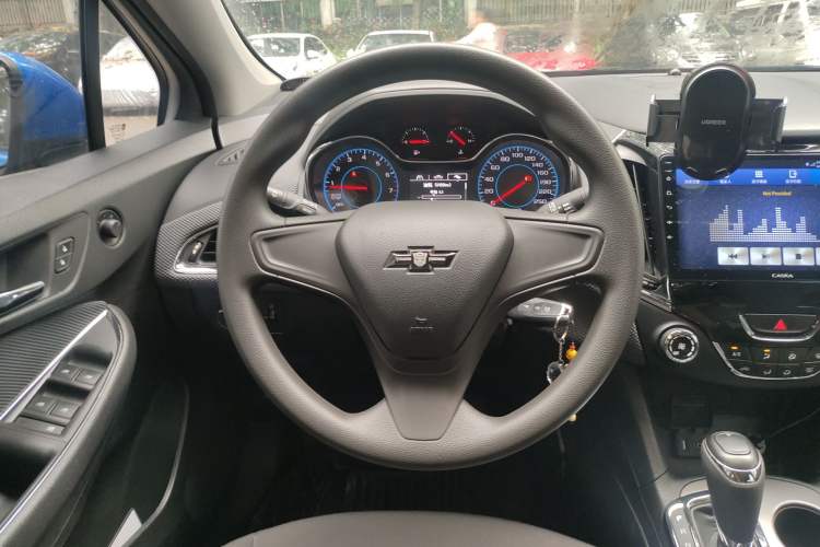 Used Chevrolet Cruze 2017 1.5L Automatic Pioneer Sunroof Edition Steering Wheel