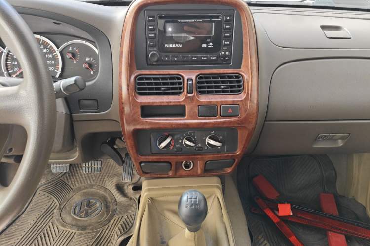 Used Nissan D22 2013 2.4L Gasoline Two-Wheel-Drive Premium Model