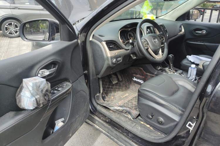 Used Jeep Cherokee 2016 2.4L Leading Edition
