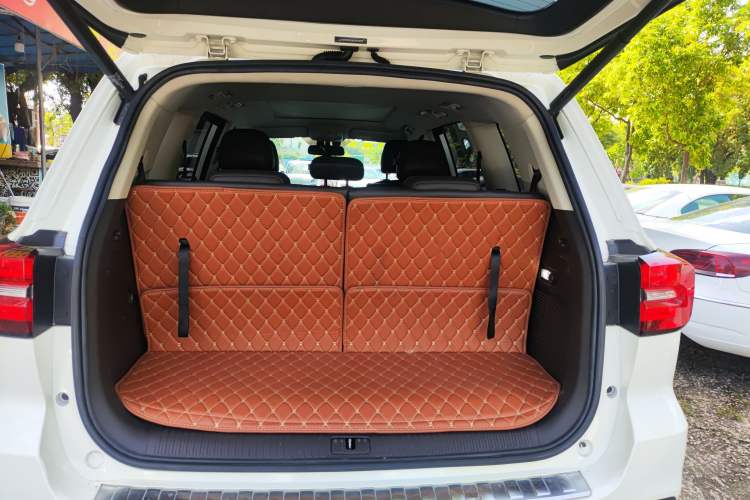 Used Roewe RX8 2019 30T Smart Connectivity Two-Wheel Drive Supreme Flagship Edition
