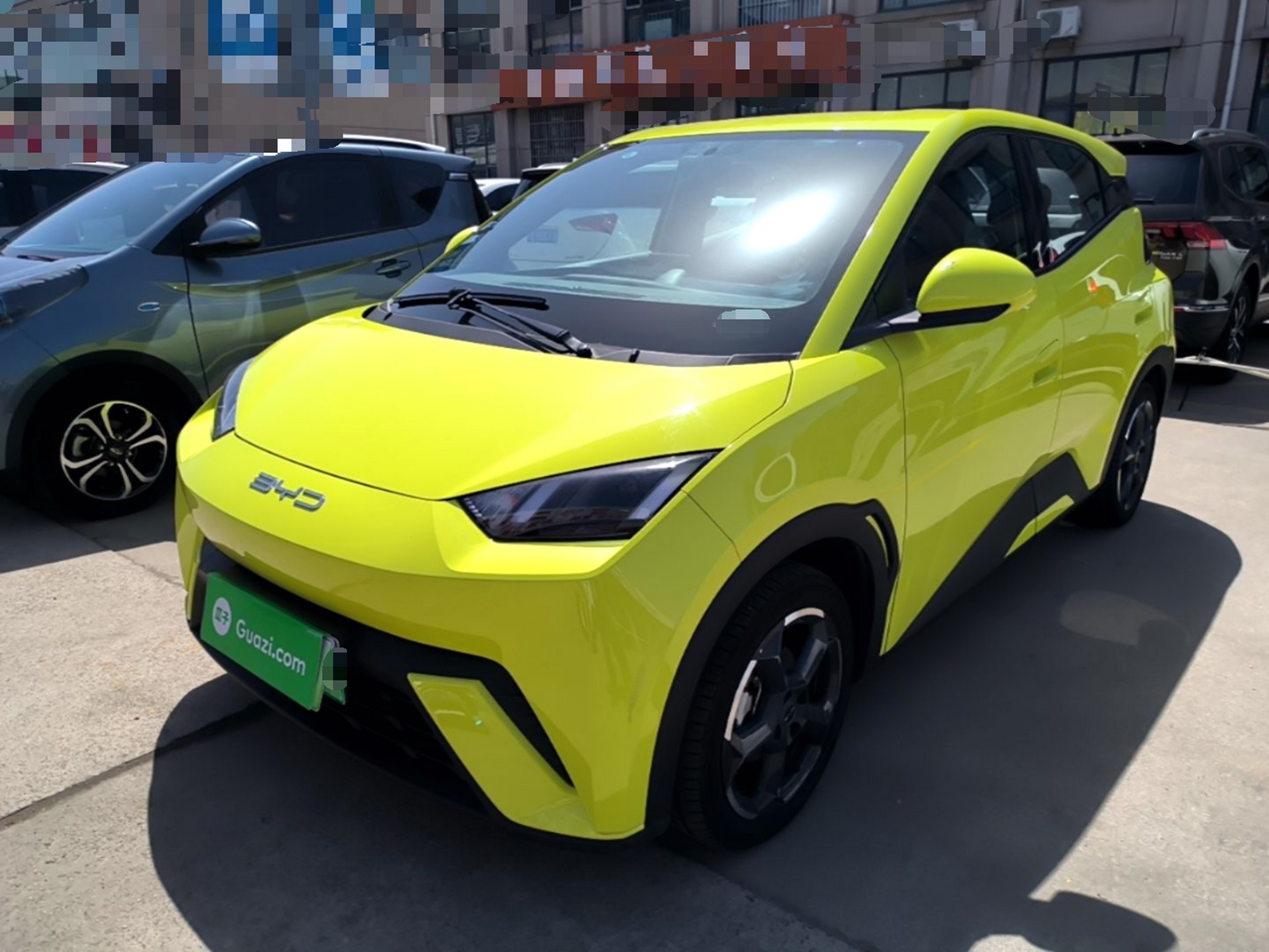 تحت مقدمة السيارة