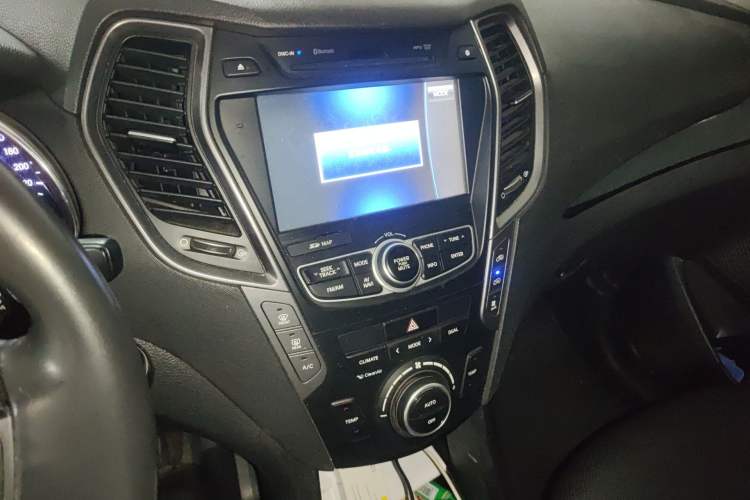 Used Hyundai Grand SantaFe 2013 2.2T 7-Seater Four-Wheel-Drive Flagship Edition Audio And AC Panel