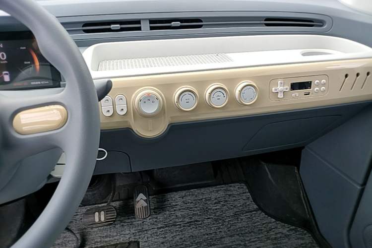 Used Bestune Pony 2025 222km Range Lingxi Horse Audio And AC Panel