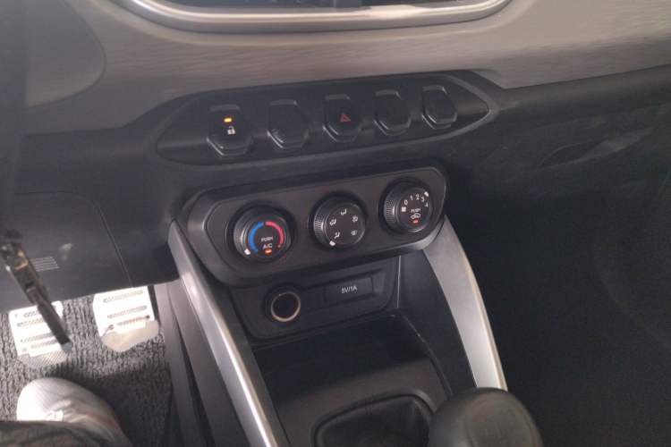 Used Baojun 510 2017 1.5L manual Comfort trim Audio And AC Panel