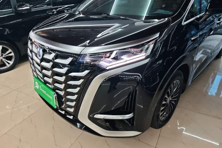 Used Denza D9 2025 DM-i Smart Drive 1020 Four-Wheel Drive Deluxe Model
