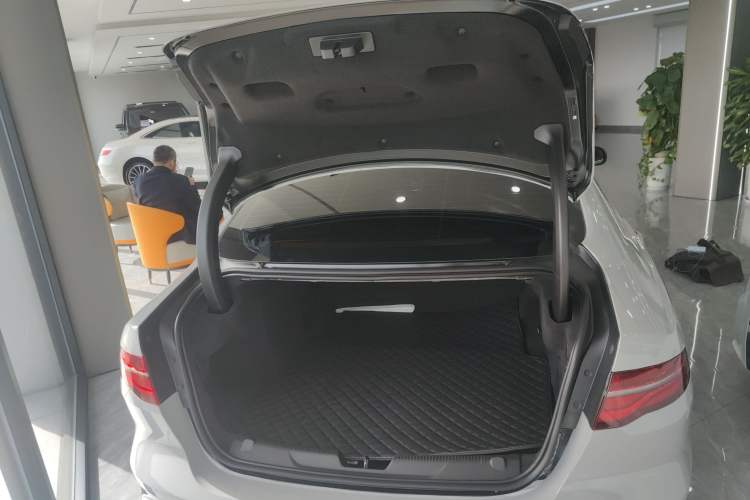 Used Jaguar XEL 2024 2.0T 250 PS R-DYNAMIC S Ebony Black Sport Edition
