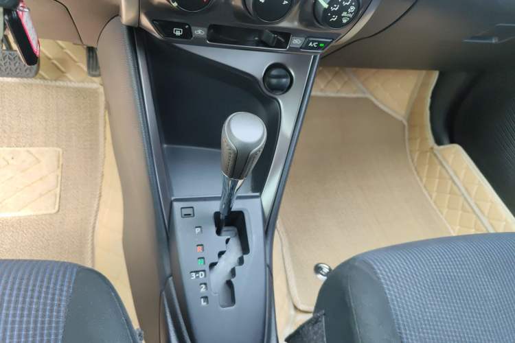 Used Toyota YARiS L Zhi Xuan 2015 1.5E Automatic Charm Edition Gear Lever