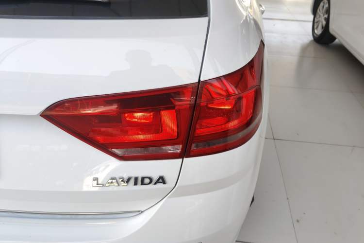 Used Volkswagen Gran Lavida 2015 1.6L Automatic Comfort Edition Right Rear Taillight