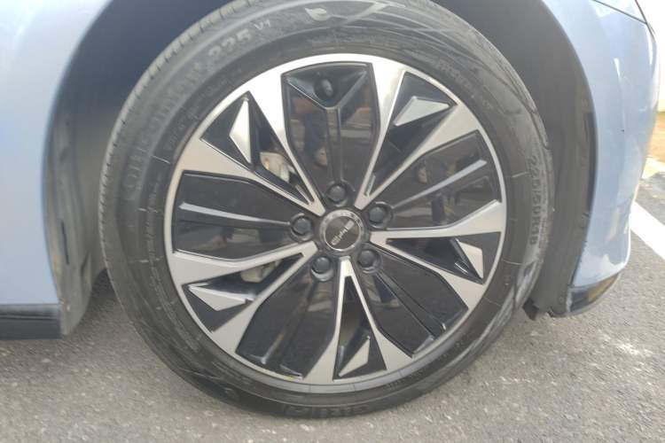 Used BYD Seal 2022 550 km Standard Range Rear-Wheel Drive Prestige Version Right Front Wheel Hub
