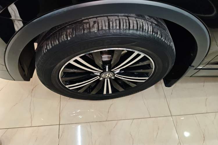 Used Volkswagen Tiguan L 2019 Updated Version 330TSI Automatic Two-Wheel Drive Panoramic Comfort Edition China VI Standard Left Front Wheel Hub