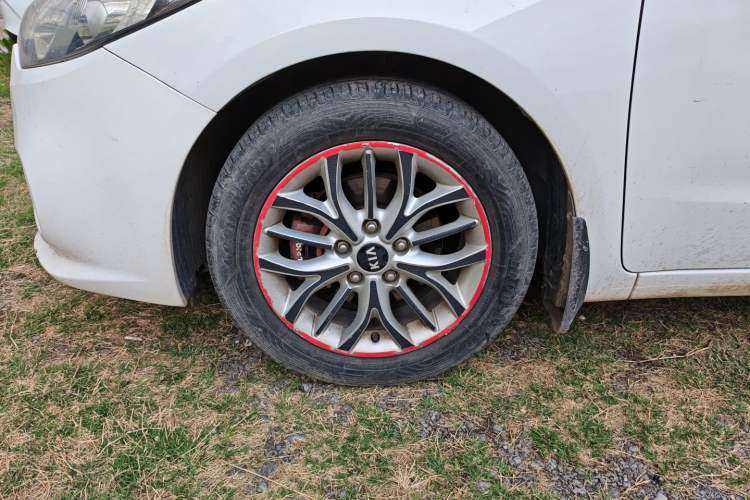 Used Kia K3S 2014 1.6L Automatic GLS Left Front Wheel Hub