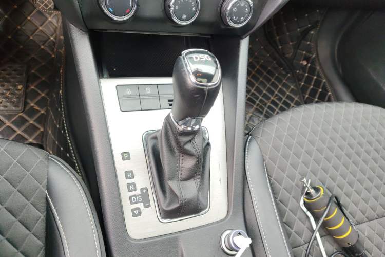 Used Skoda Octavia 2018 TSI280 DSG Luxury Edition Gear Lever