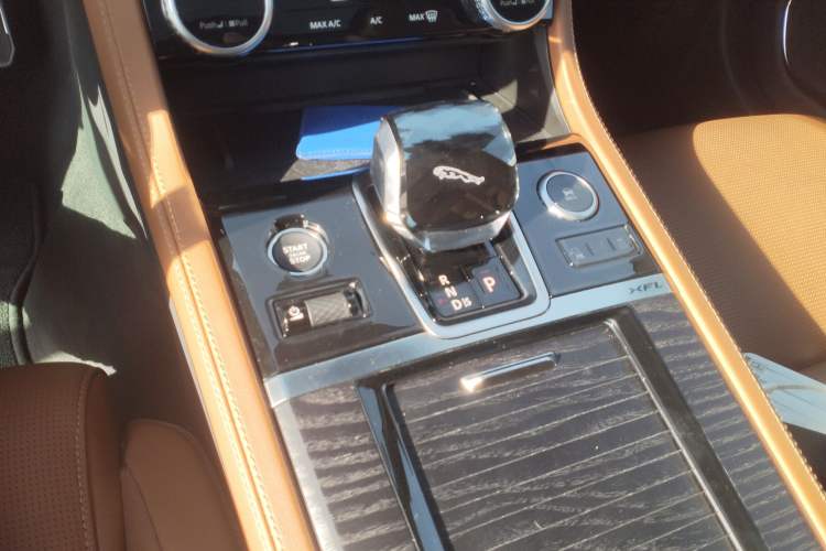 Used Jaguar XFL 2024 2.0T P300 Four-Wheel Drive Flagship Sport Gold Edition Gear Lever