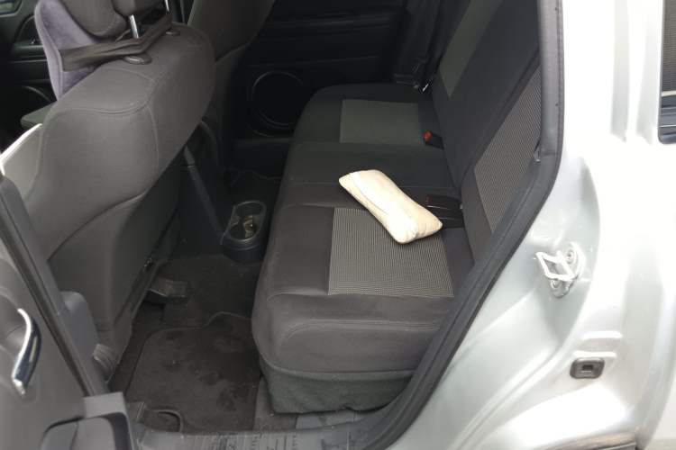 Used Jeep Compass 2011 2.4L four-wheel-drive sport version Left Rear Seat