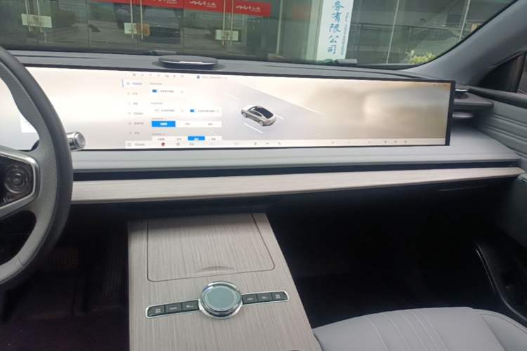 Used Geely Galaxy E8 2024 550 km Range Rear-Wheel-Drive PRO
