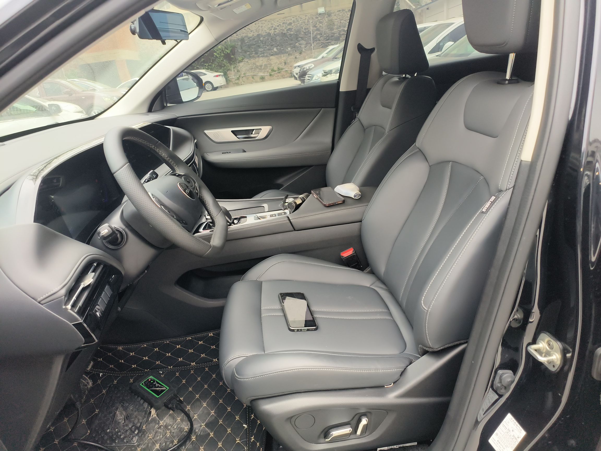 المقاعد الأمامية داخل السيارة