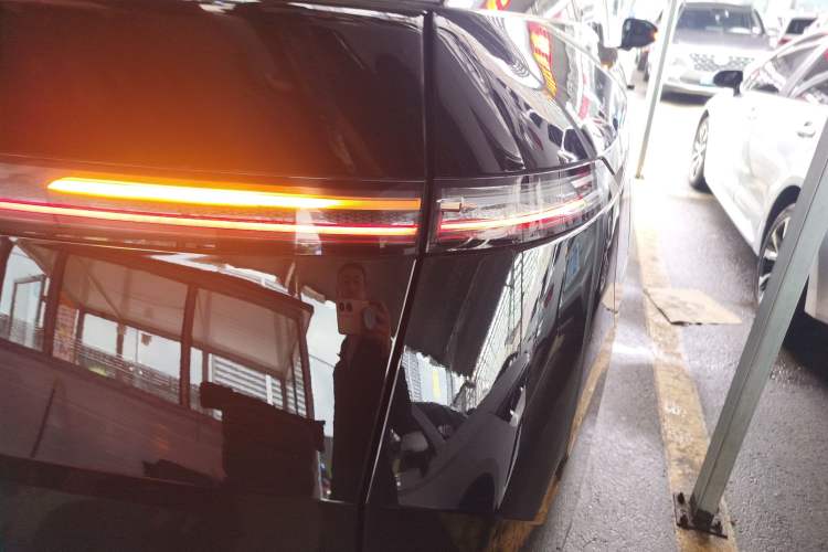 Used XPeng X9 2024 640 All-Wheel Drive High-Performance Max Right Rear Taillight