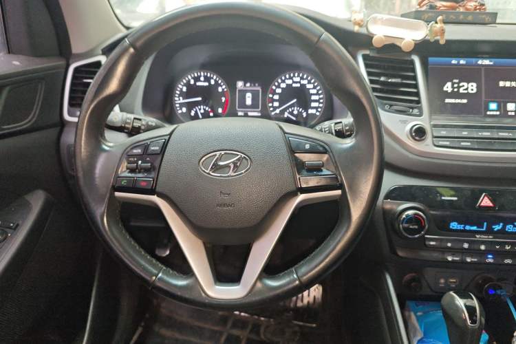 Used Hyundai Tucson 2015 1.6T Dual-Clutch Two-Wheel-Drive Smart Model Steering Wheel